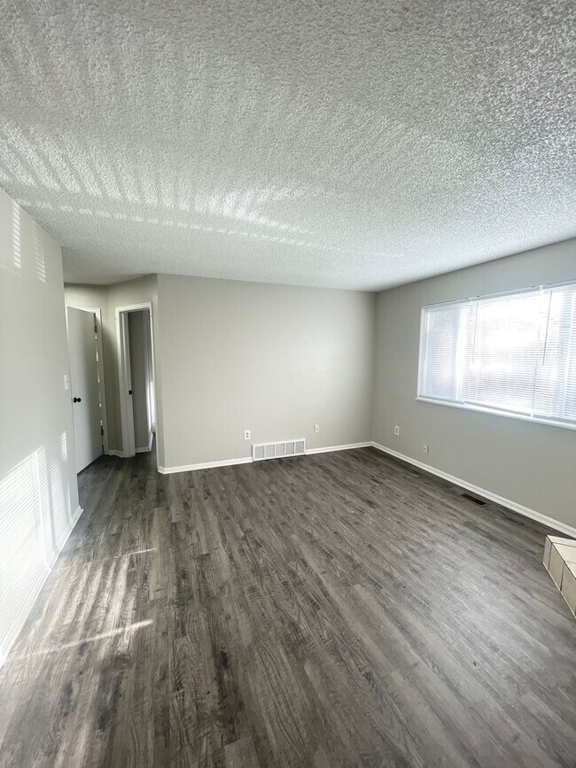Building Photo - 435 W Van Buren St
