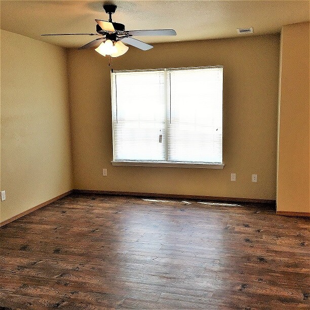 Building Photo - 2830 W Lakewood Dr