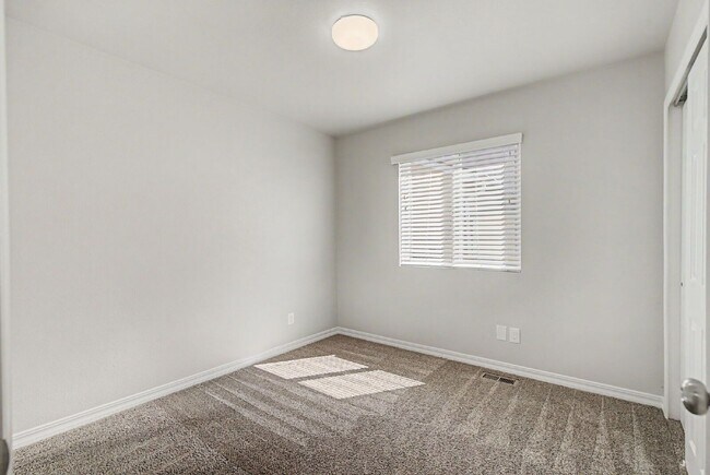 Building Photo - 1005 Scarlet Oak Dr