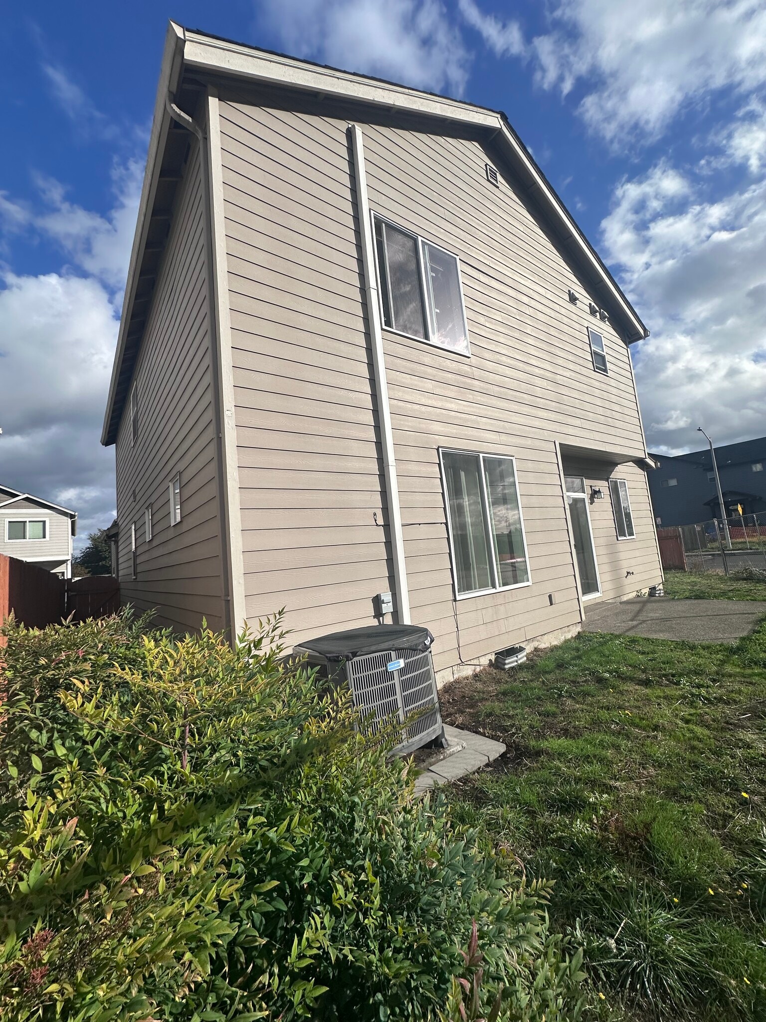 Building Photo - 13700 NE 64th Cir