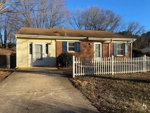 Building Photo - 3 Bedroom, 1.5 Bathroom House in Winston-S...