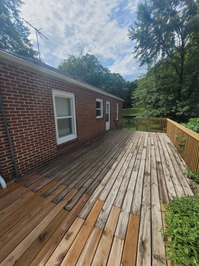 Building Photo - Great two bedroom duplex on Urbandale Avenue!