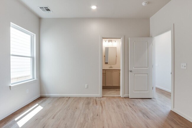 Building Photo - Urban living in Edmond