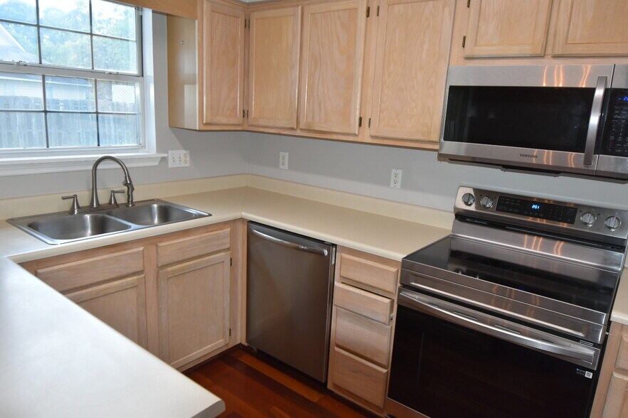Building Photo - 4824 Weybridge Ln