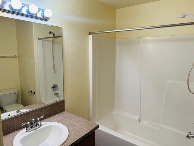Building Photo - Charming and Updated Townhome in Convenien...