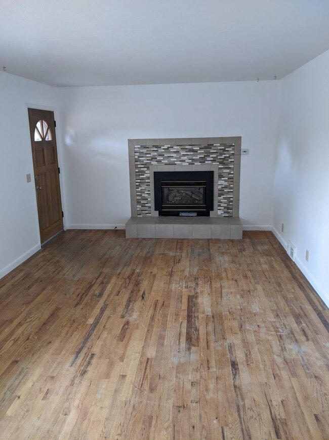 Building Photo - Large and recently remodeled 5 bedroom wit...