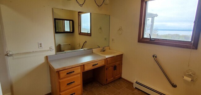 Building Photo - LARGE HOME WITH BEAUTIFUL VIEWS OF BOTH GRAND TRAVERSE BAYS