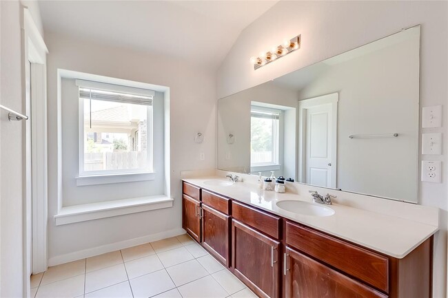 Building Photo - 1104 Terrace View Dr