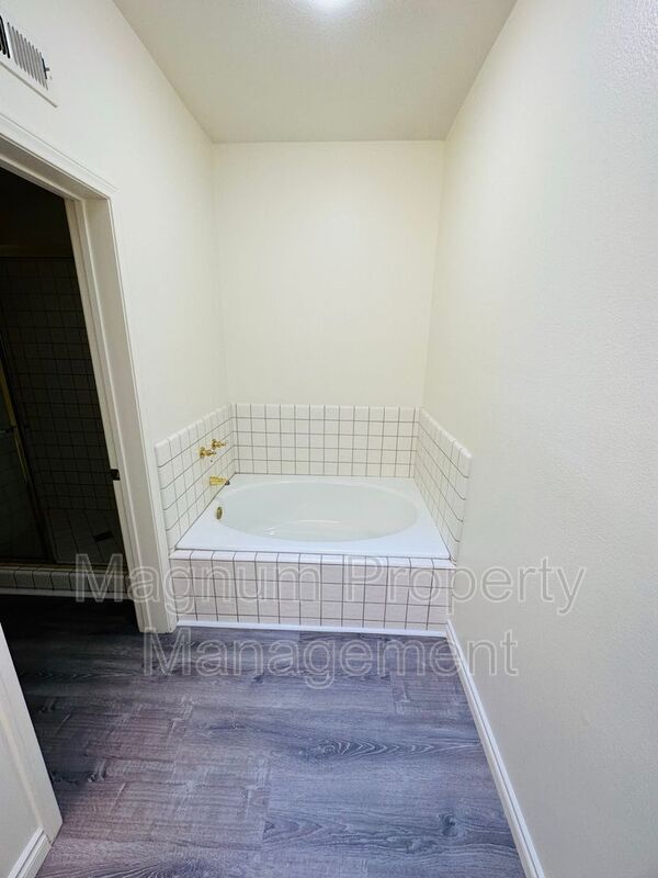 Building Photo - 43938 Northgate Ave