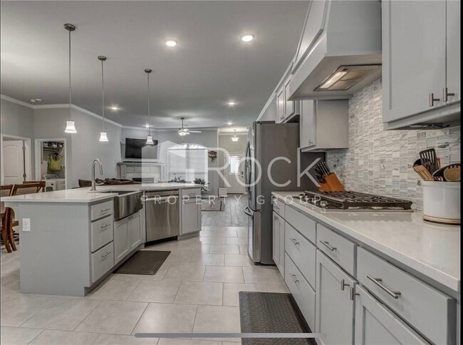 Building Photo - Gorgeous 4 Bedroom Home with Storm Shelter