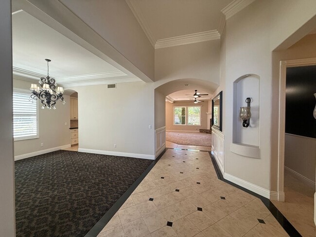 Building Photo - Stunning Seven Oaks Home!
