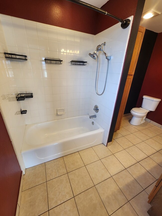 Building Photo - 3 bed 2 bath home, 1 car garage