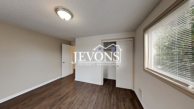 Building Photo - Charming duplex in a walkable location near the University of Puget Sound