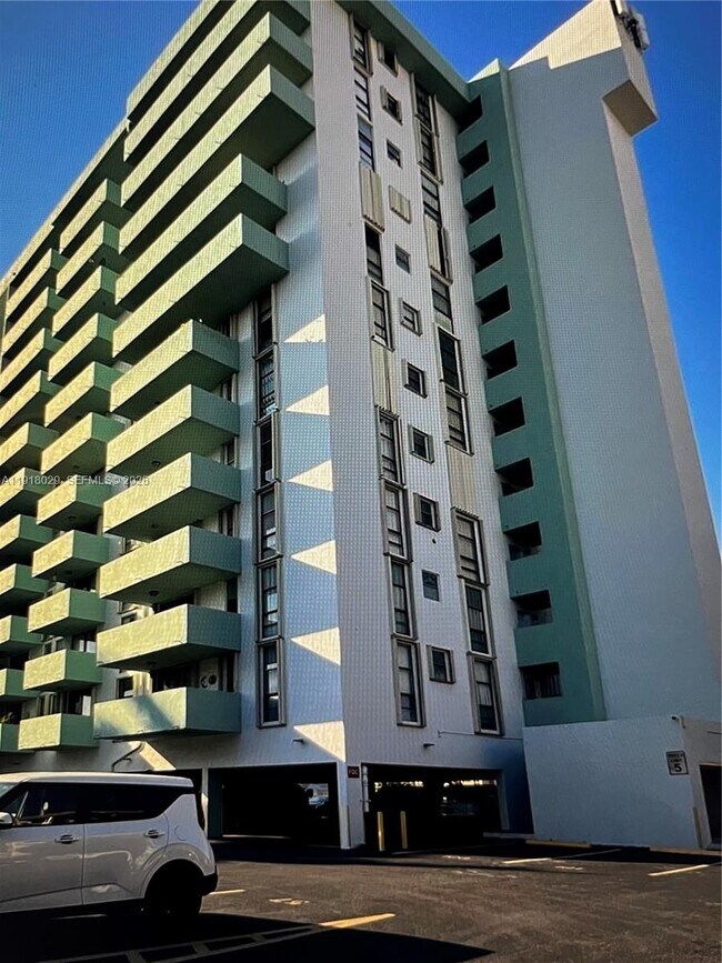 Building Photo - 1825 W 44th Pl