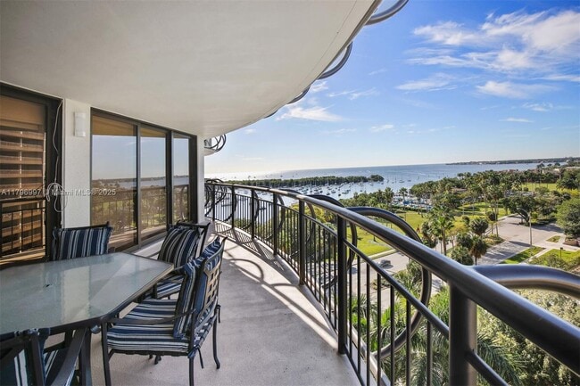 Building Photo - 2843 S Bayshore Dr