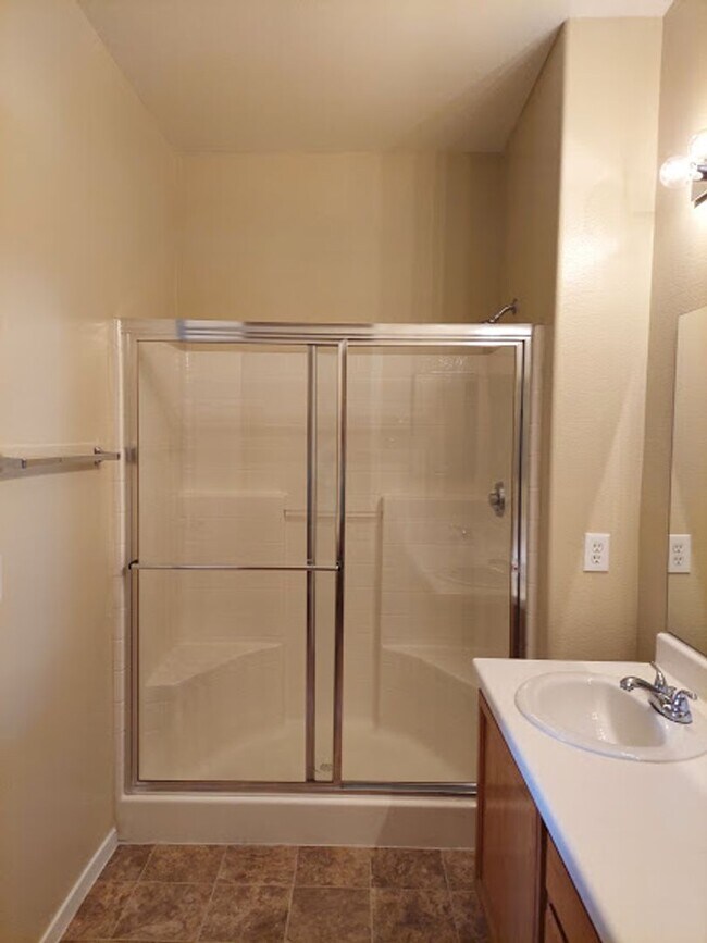 Building Photo - Three bedroom unit on the 2nd floor of gated SE community with pool/spa