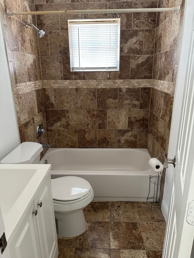 Building Photo - 4 bed 2 bath plus a den, could be a 5th bed.