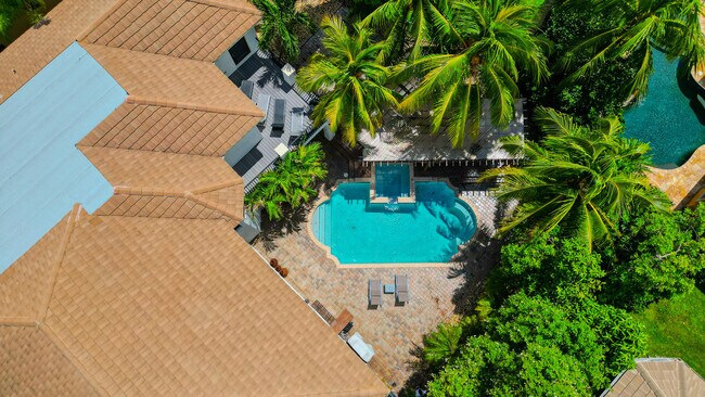 Building Photo - 10703 Versailles Blvd