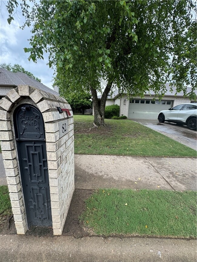 Building Photo - 82 E Cydnee St