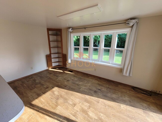 Building Photo - METICULOUSLY MAINTAINED COZY HOME