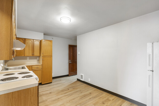 Building Photo - 403 1/2 Garfield St S-17