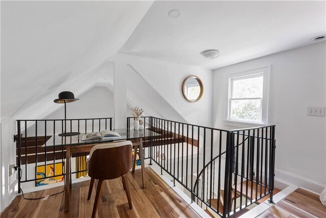 Building Photo - 720 Mollie St SE