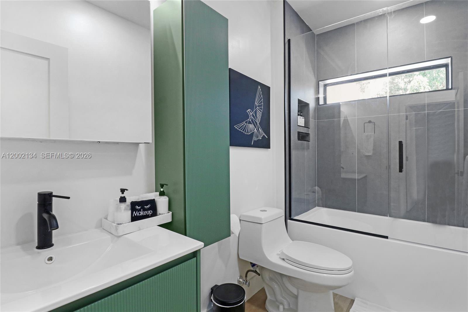 Building Photo - 811 NE 17th Ct