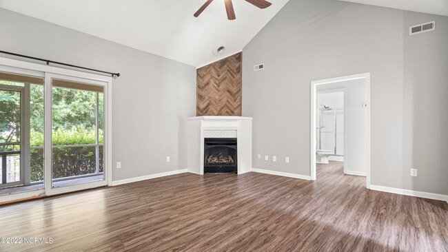 Building Photo - 621 Clover Dr