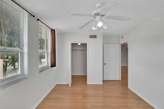 Building Photo - 2665 SW 37th Ave