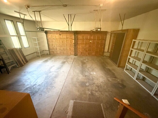 Building Photo - Charming, Spacious, Updated Home in Lake Oswego!