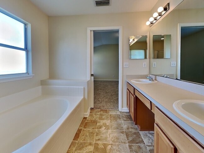 Building Photo - Spacious 4/2 with Fenced Yard