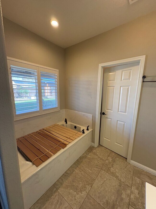 Building Photo - NW Visalia home available coming soon!