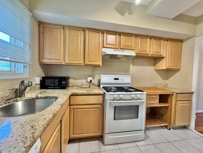 Building Photo - ALEXANDRIA - CLOSE TO PENTAGON - 5 MIN WAL...