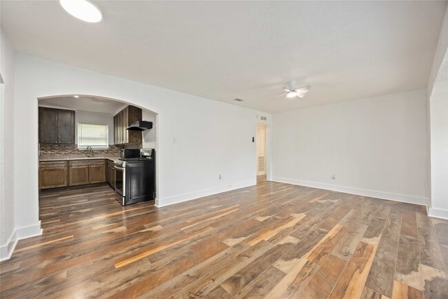 Building Photo - 6043 Lyndhurst Dr