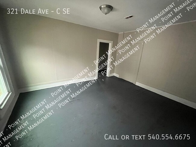 Building Photo - Upstairs 2 Bed 1 Bth Apt Close to Downtown...