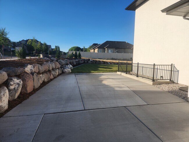 Building Photo - 608 W Domanick Wy