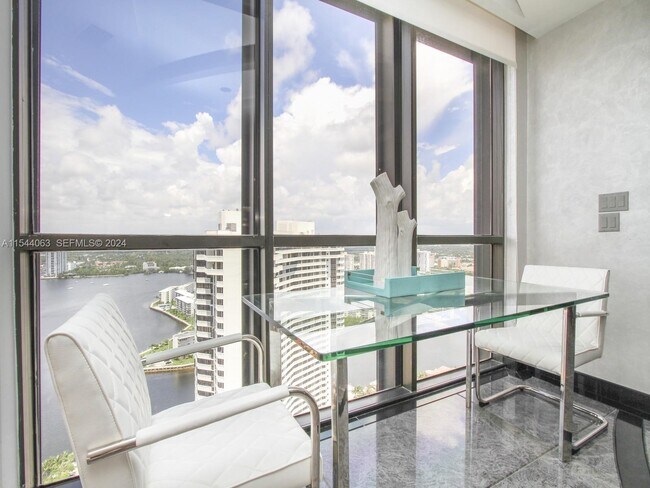 Building Photo - 2000 Island Blvd