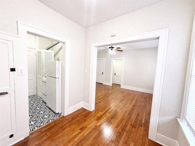 Building Photo - 1126 Berthea St