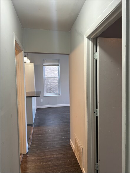 Building Photo - 407 N Taylor Ave
