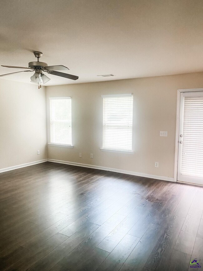 Building Photo - 105 Sutton Dr