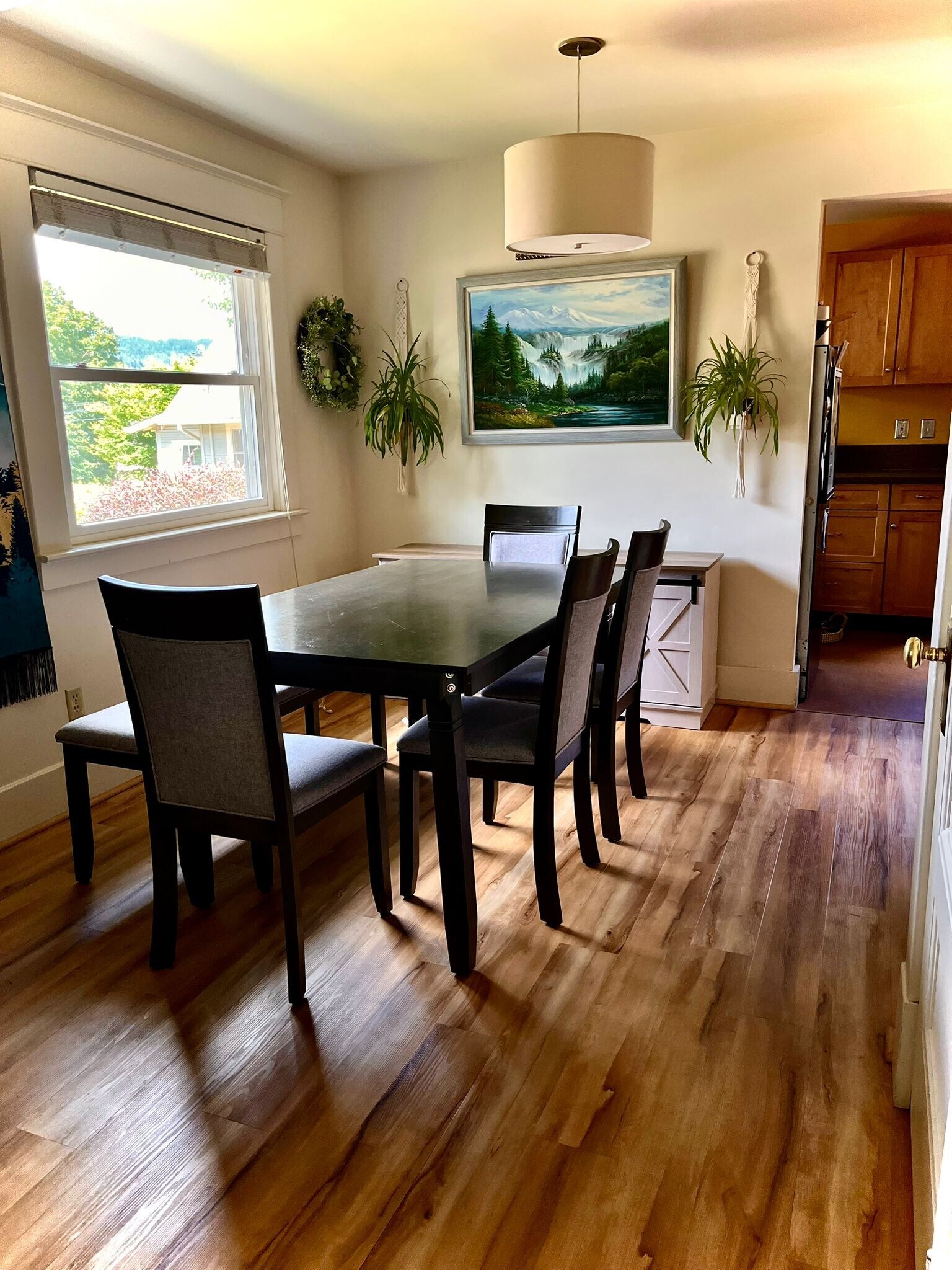 Dining - 6917 N Philadelphia Ave