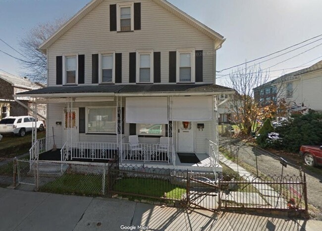 Building Photo - 154 Willow St