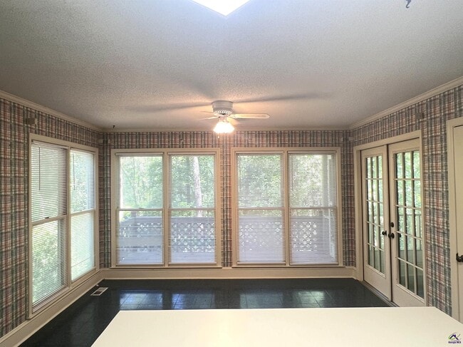 Building Photo - 136 River Knoll