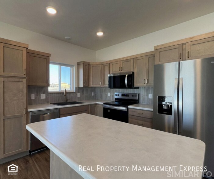 Primary Photo - Awesome Layout with Yard Maintenance Inclu...