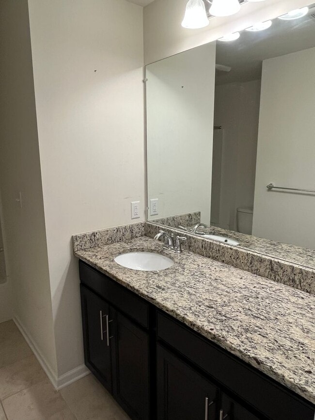 Building Photo - Large Executive 5 Br 3.5 Bath Home in Weym...