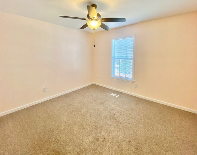 Building Photo - 102 Petworth Dr