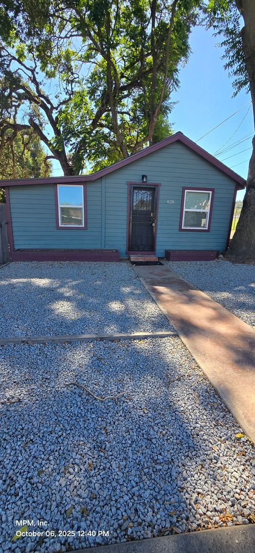 Building Photo - Cute 1 bedroom home with yard pets ok