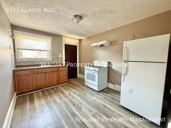 Building Photo - 6113 Gladys Ave