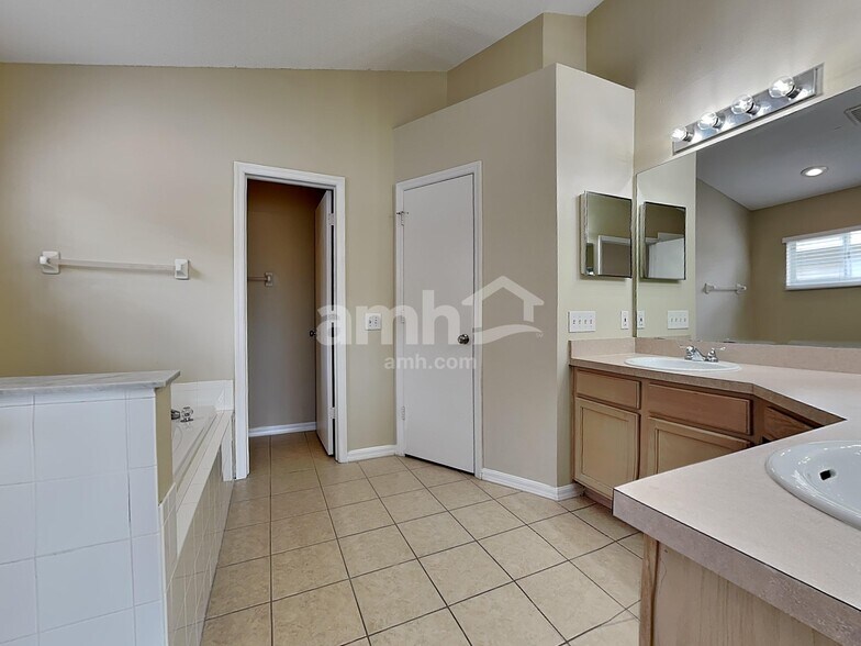 Building Photo - 10625 Cami Ct