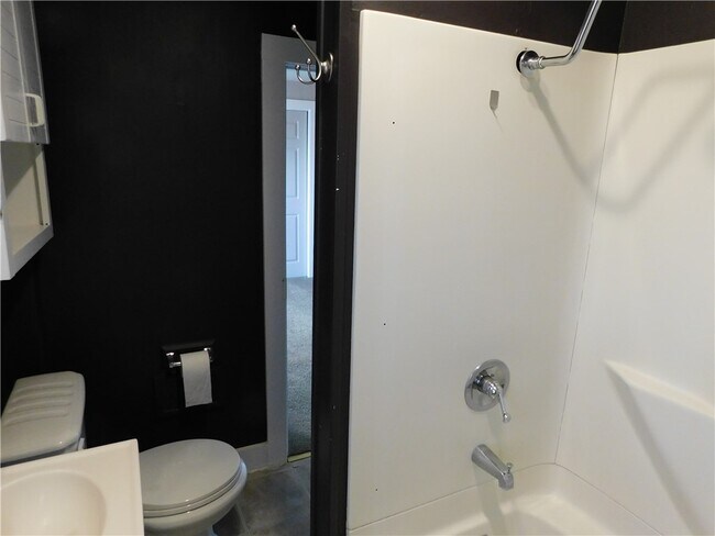 Building Photo - 321 N Main St